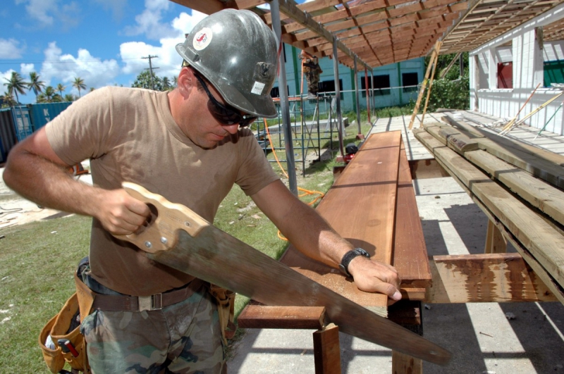 ebeniste-FIGANIERES-min_worker_construction_building_carpenter_male_job_build_helmet-893290